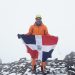 Con la bandera dominicana en la cumbre del volcán Parinacota (6.348 m) en medio de tormenta con sensación térmica de -27° Celsius, desnivel de 1.800 metros en 7 horas.