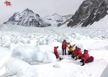 El equipo de Alex Txikon en febrero rumbo a la cara Este del K2.