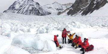 El equipo de Alex Txikon en febrero rumbo a la cara Este del K2.