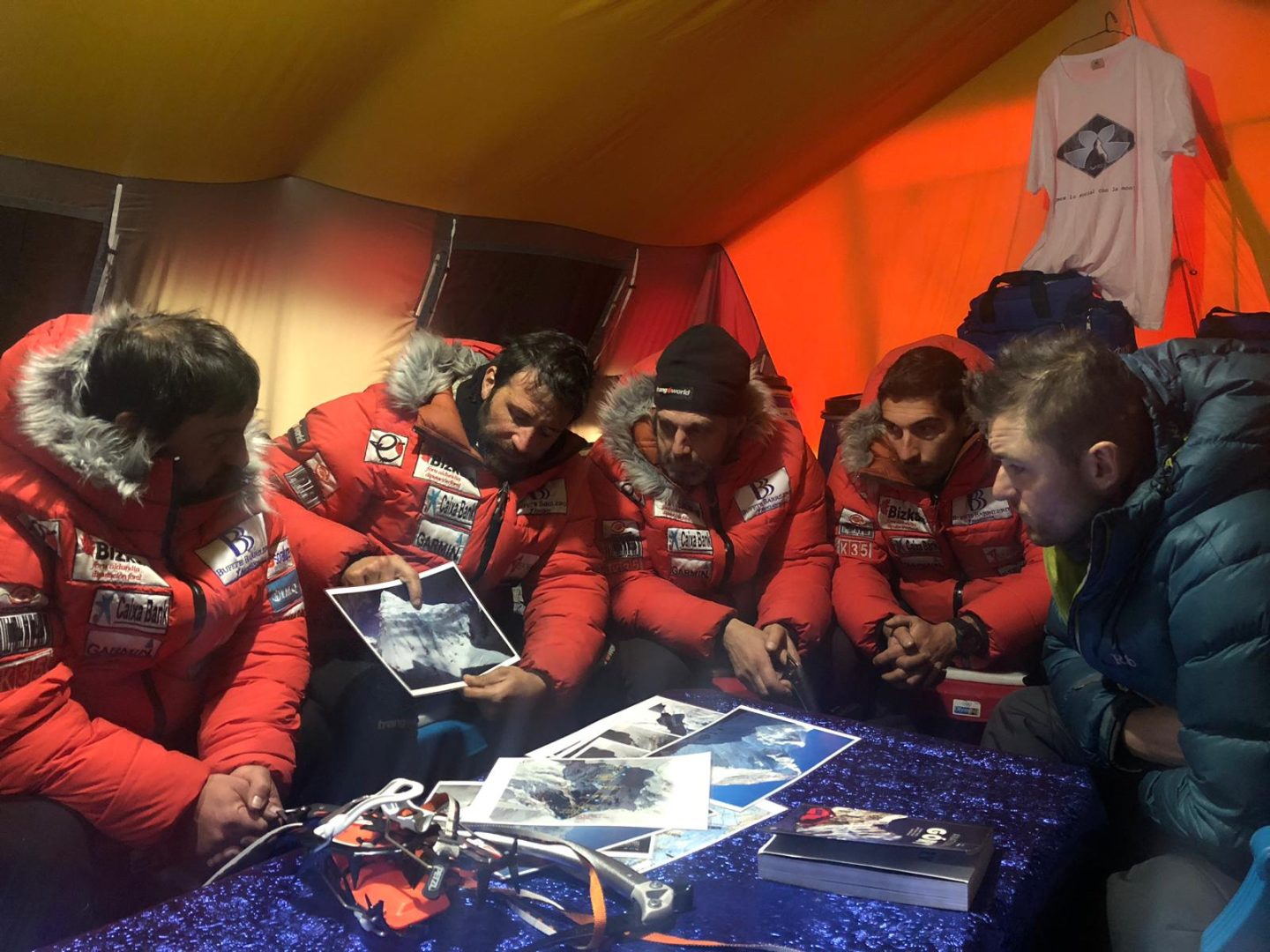 Alex Txikon y equipo deciden en el iglú explorar la cara Este del K2.