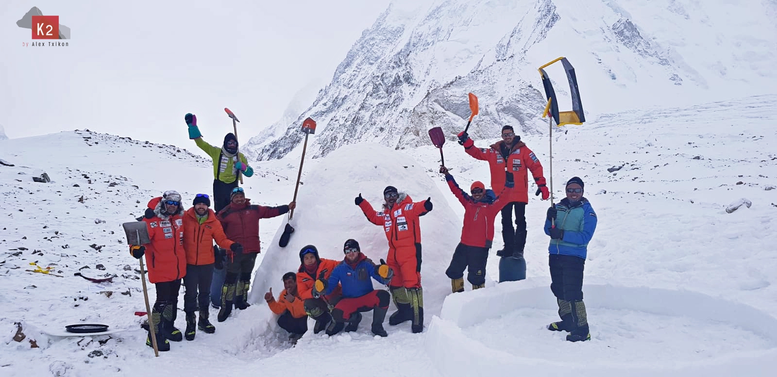 El equipo a pleno feliz con los iglúes en el CB de K2.