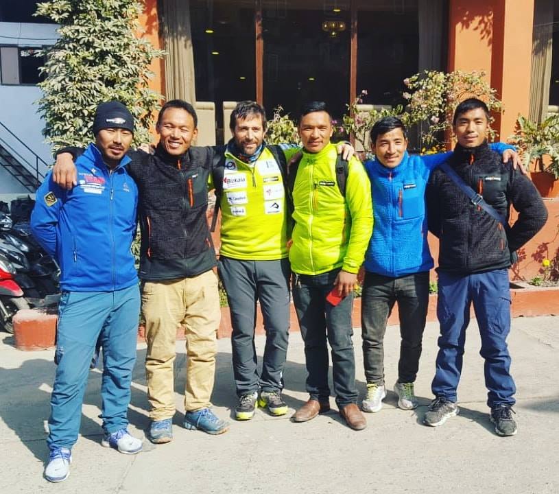 Alex Txikon (3° de la izq.) y sus amigos sherpas que integran su equipo, reunidos en Kathmandu. (Ph: Facebook)