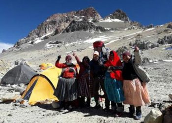 Las Cholitas Escaladoras ayer en campo Cólera. PH: Daniel Lombardo