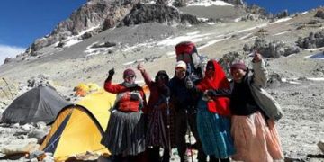 Las Cholitas Escaladoras ayer en campo Cólera. PH: Daniel Lombardo
