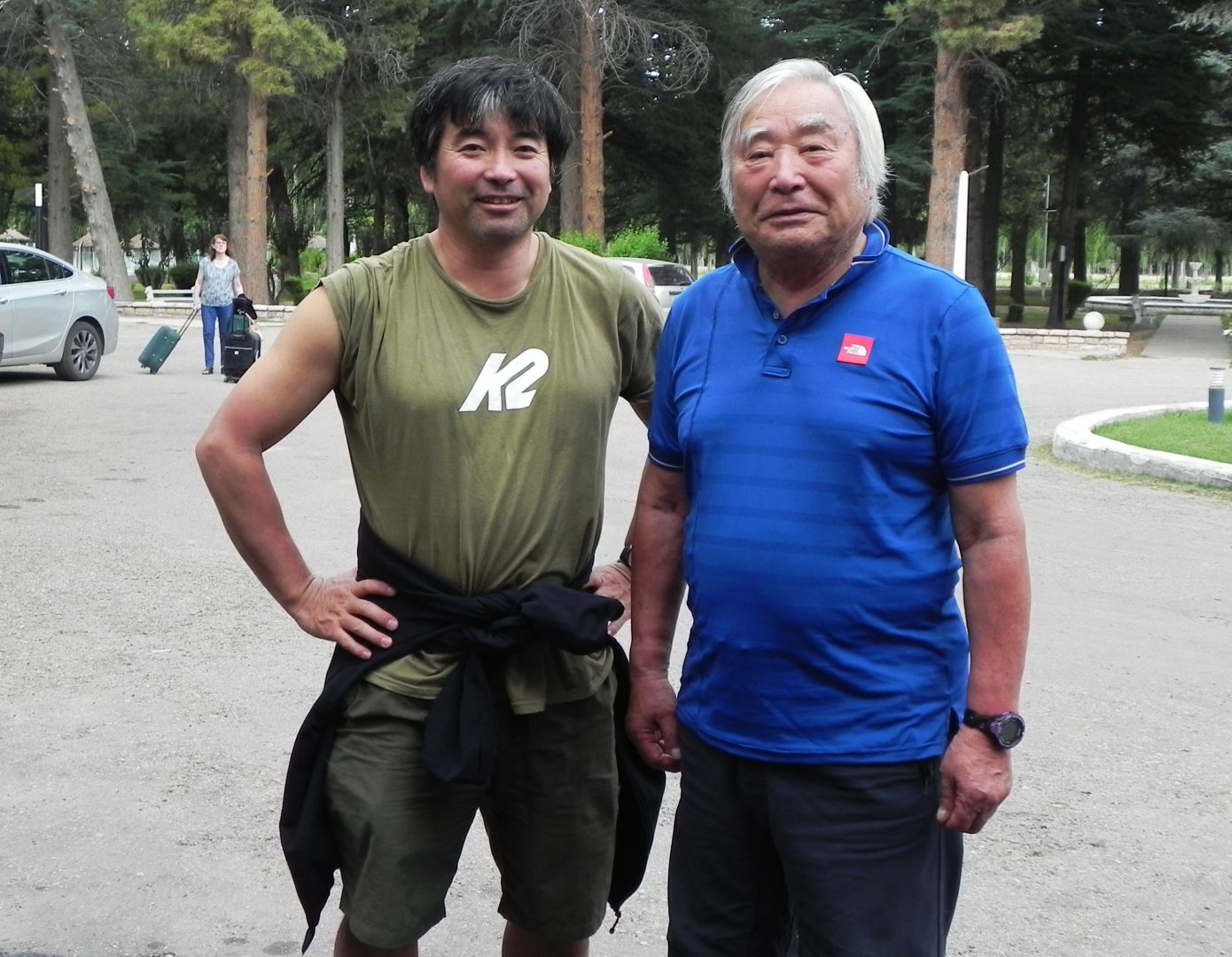 Junto a su hijo Gota Miura, sostén de la expedición, en los jardines del Gran Hotel Uspallata.