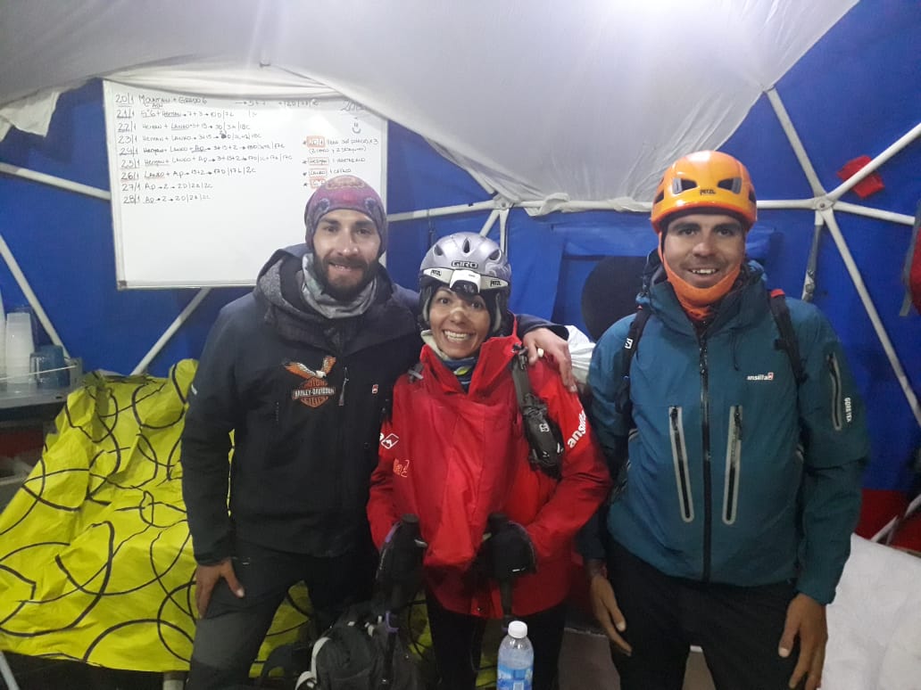 Sonia flanqueada por Matías Sergo, dueño del mismo récord en Aconcagua pero masculino, y Nazareno Basualdo, su guía.