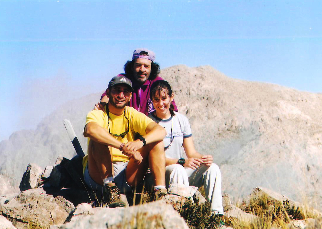 Nancy Silvestrini, Lito Sánchez y Ulises Corvalán el 11 de abril de 1999 en el cerro Pelado, Precordillera de Mendoza. (Foto: Lito Sánchez)