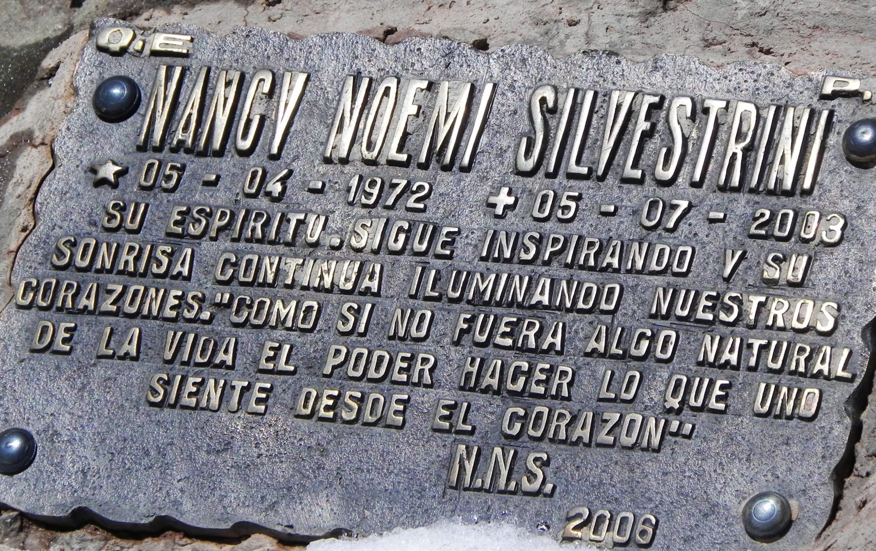 Sus restos yacen aún en el Himalaya. Una placa en el Cementerio de Andinistas, Puente del Inca, honra su memoria.