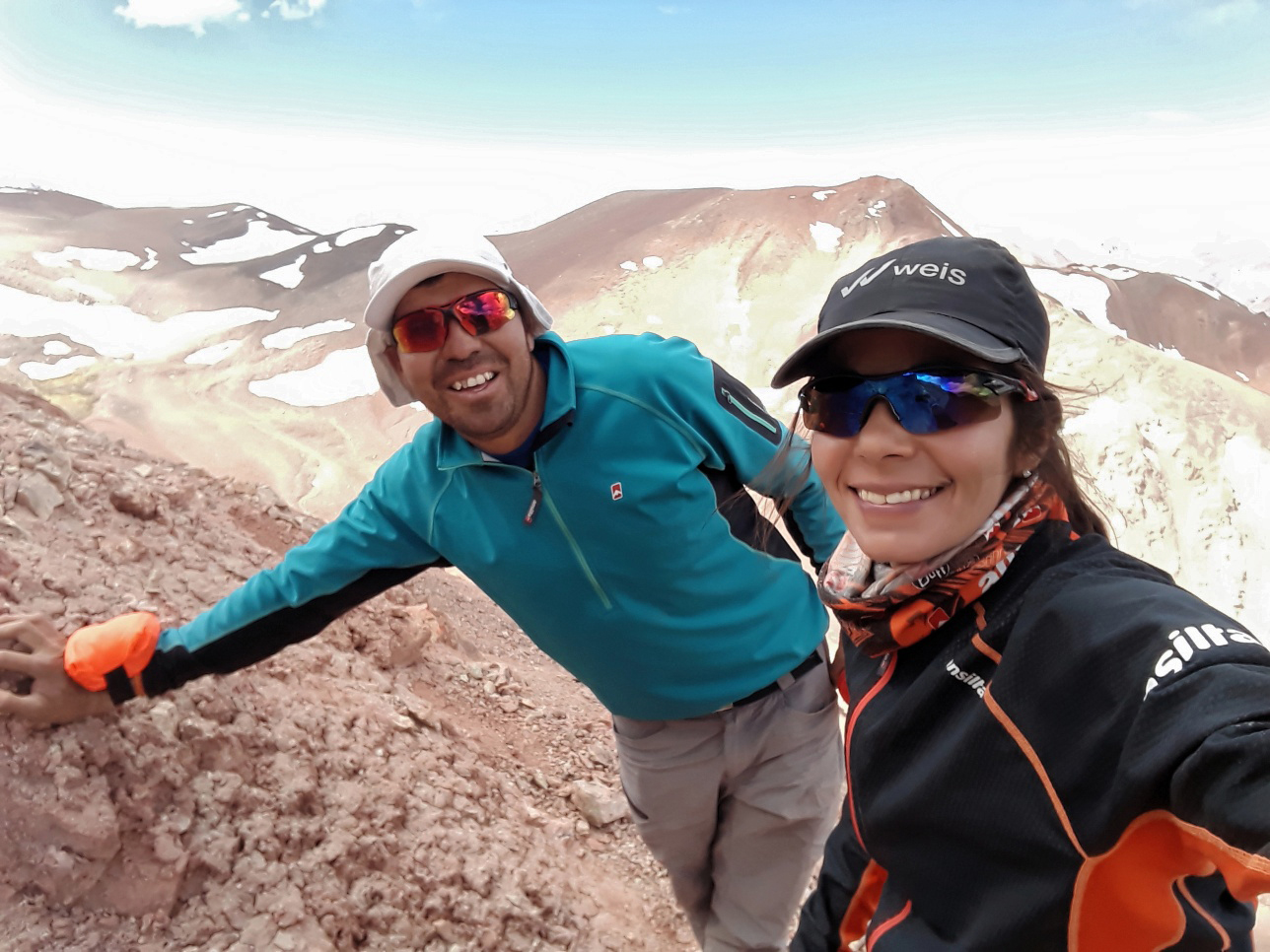 Sonia junto al guía Nazareno Basualdo, quien la asistirá en el desafío Aconcagua.