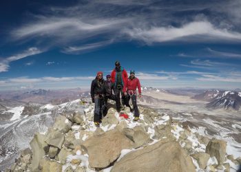 CUMBRE EN EL VOLCÁN MÁS ALTO DEL MUNDO