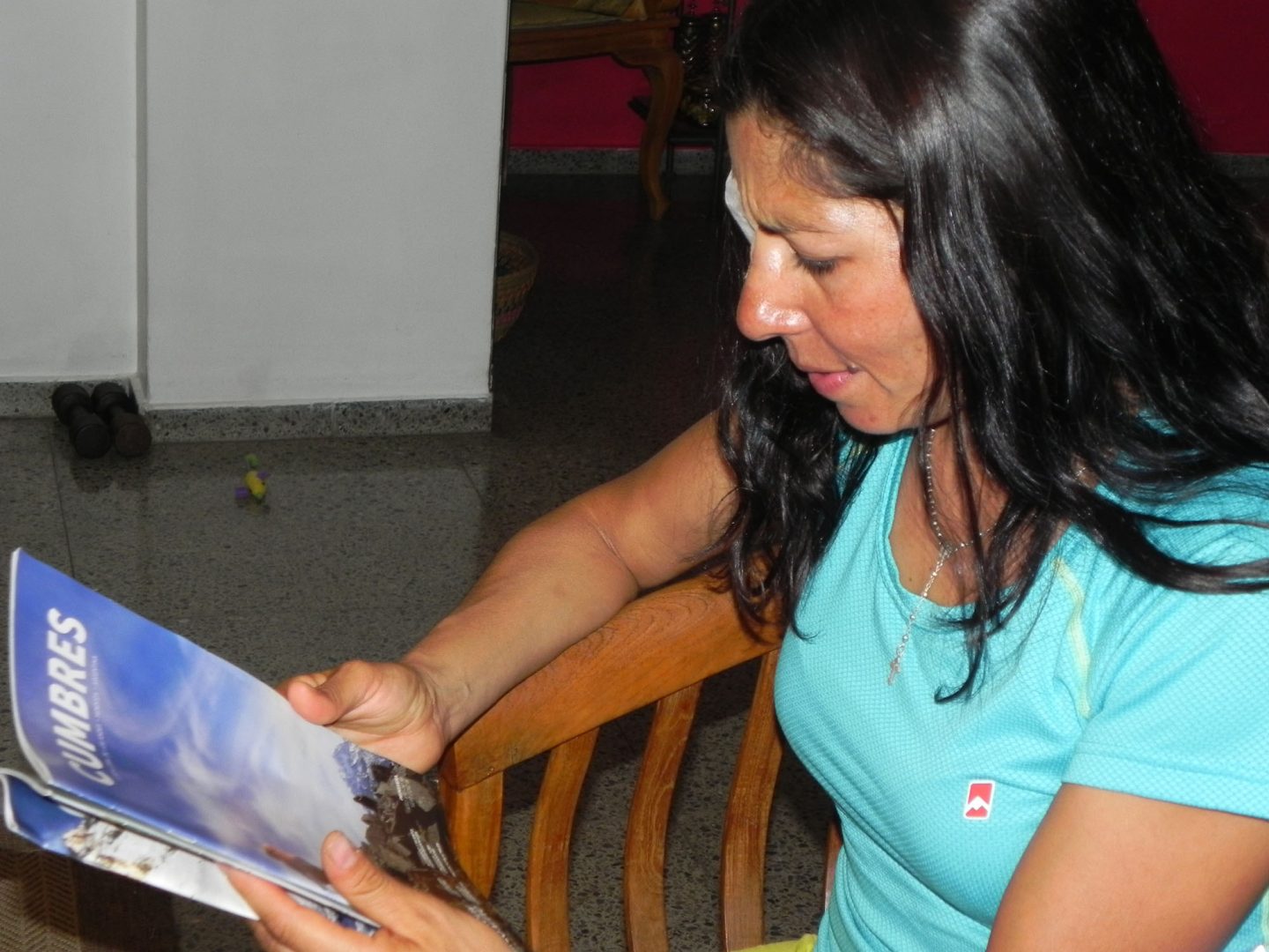 Sonia distendida leyendo CUMBRES. El récord de Aconcagua ya es realidad.