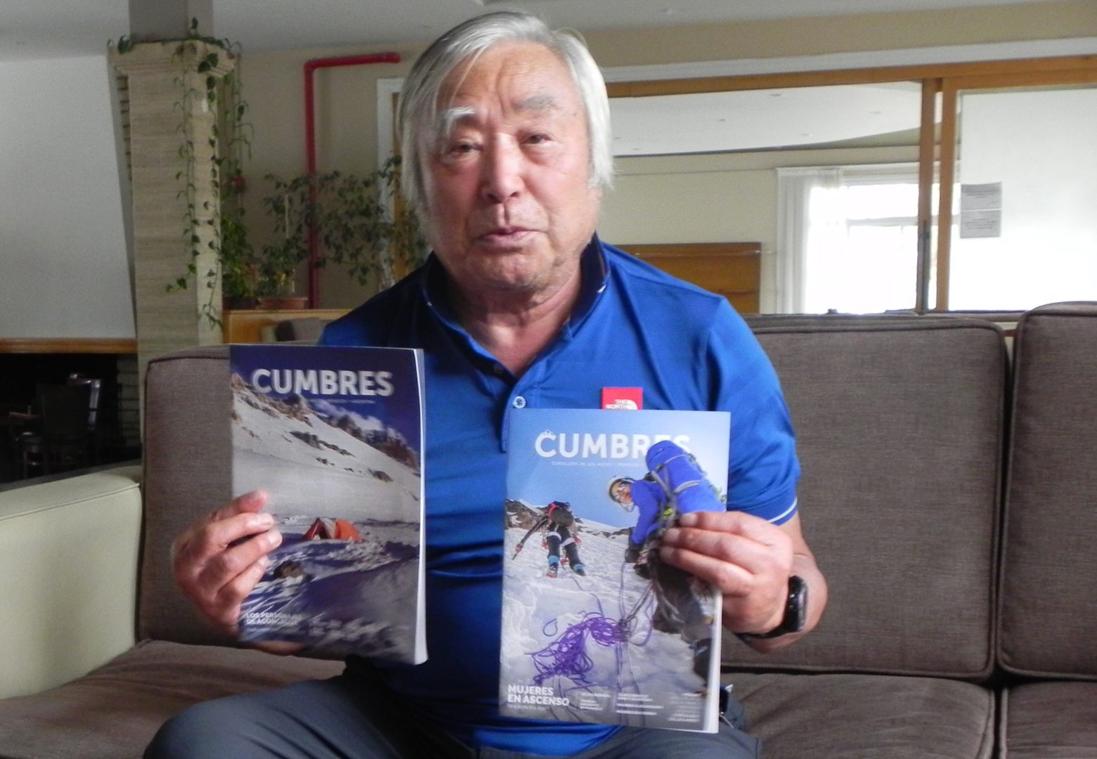 Mr. Miura contento con sus regalos: algunos ejemplares de la revista CUMBRES.