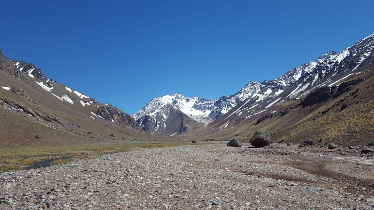 Fig 1. Río Cuevas en la quebrada de Matienzo. Al fondo cerro Zanni y detrás Nevado Matienzo.