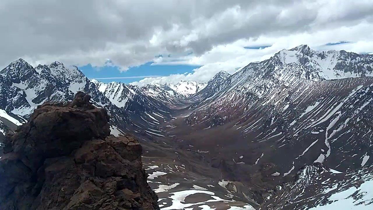 Desde el pico ARA San Juan: De fondo hacia el Norte la quebrada de Matienzo, de izq. a der. Tres Hermanos Central y Norte, Piloto, Alma Blanca, Pan de Azúcar, Nevado Matienzo y Zanni.