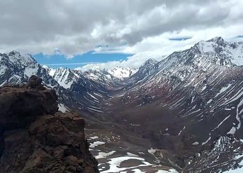 El objetivo de la exploración en la cordillera cumplido: Vista de la quebrada de Matienzo desde la cumbre del pico ARA San Juan.