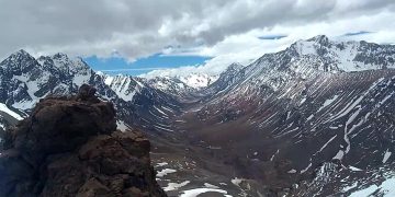 El objetivo de la exploración en la cordillera cumplido: Vista de la quebrada de Matienzo desde la cumbre del pico ARA San Juan.