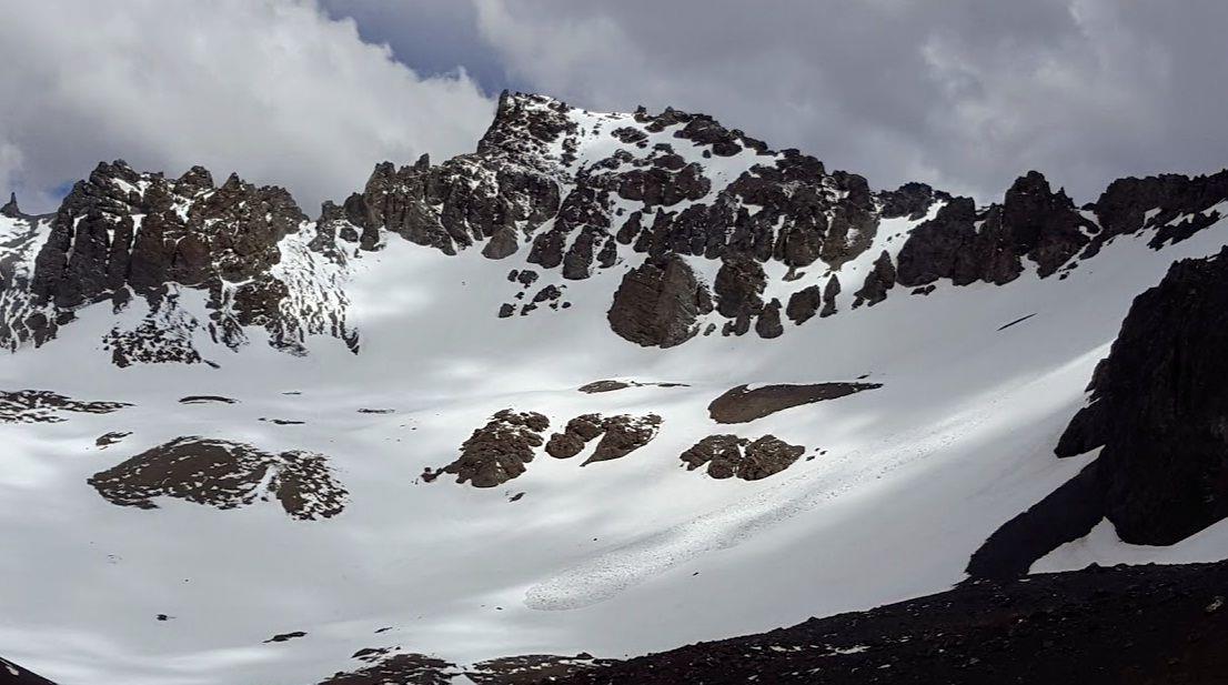 Figura 5. Cara Norte del Ancestral (4.315 m) y al fondo del valle rastros de una reciente avalancha.