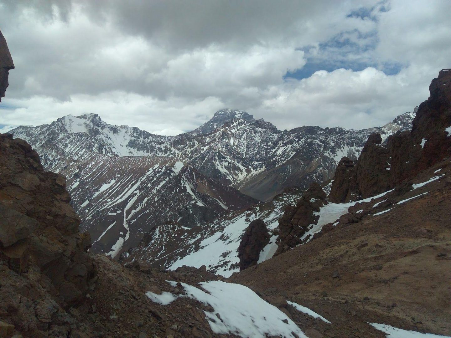 Fig 8. Exploración en la Cordillera: A pocos metros de la cumbre, de fondo el Zanni (4.180 m), Nevado Matienzo (5.083 m) y Aconcagua (6.962 m). Delante el México (5.010 m).