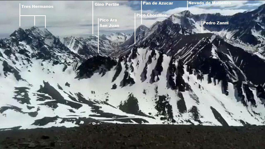 Fig 9. Captura de video de Cintia Mar de septiembre de 2018 en ocasión que coronara el Peñas Coloradas (4.211 m). Al Norte, hacia Matienzo, el pico Chorrillos y hacia el Oeste el ARA San Juan.