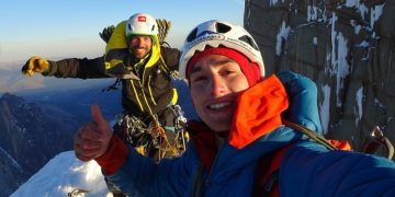 Sebastián Rojas Schmidt y Fito Torrens, alegría en la cumbre de la torre Egger.