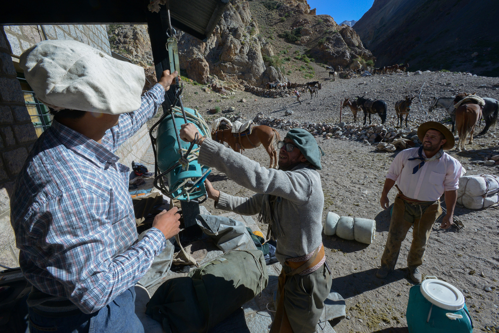 Cruce de los Andes. Los arrieros comienzan su trabajo bien temprano. (PH: Andrómeda agencia)