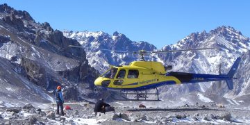 El helicóptero que presta servicios en el Parque Aconcagua.