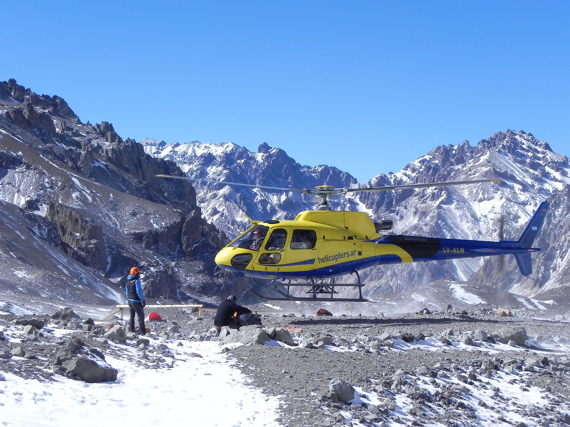 El helicóptero que presta servicios en el Parque Aconcagua.