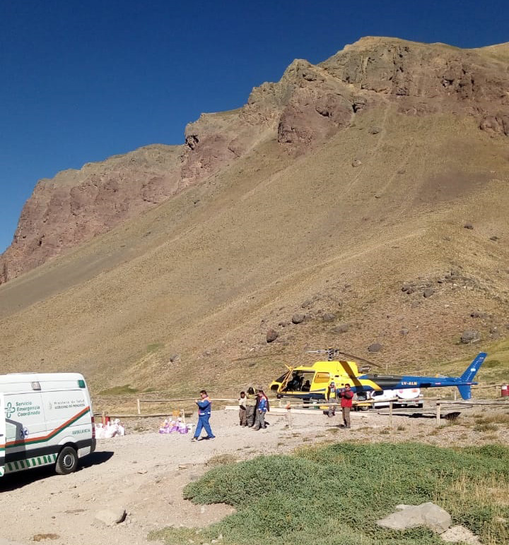 La ambulancia del Servicio Coordinado recibe al hombre accidentado en Horcones. (PH Patrulla de Rescate de la Policía Provincial)