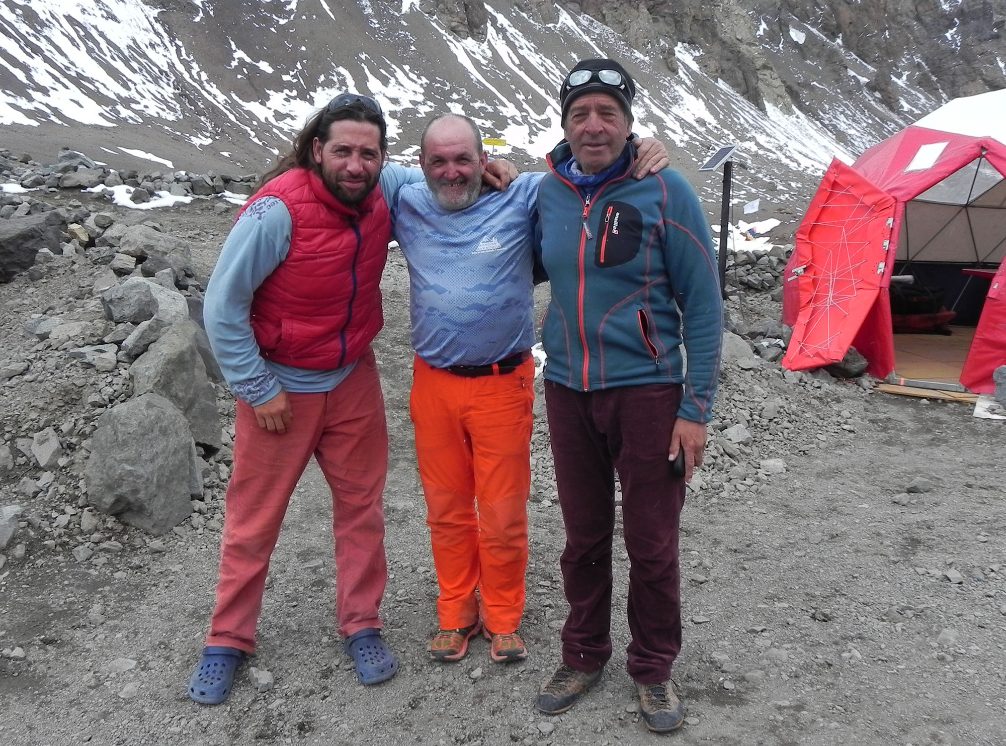 Insistió para tomarse una fotografía con sus amigos guías de Inka Expediciones: Miguel Villarreal y Miguel "Lito" Sánchez.