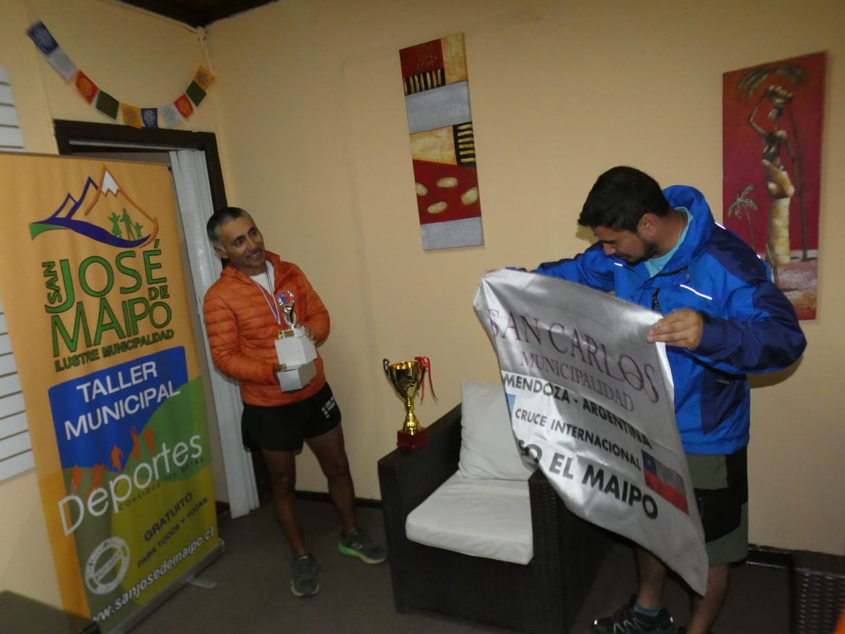 José recibe la felicitación del Director de Deportes de San José del Maipo.