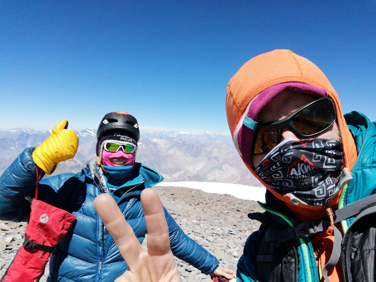 El chino Jianhui Shen y el guía mendocino Felipe Randis, últimos en la cumbre de la temporada de Aconcagua.