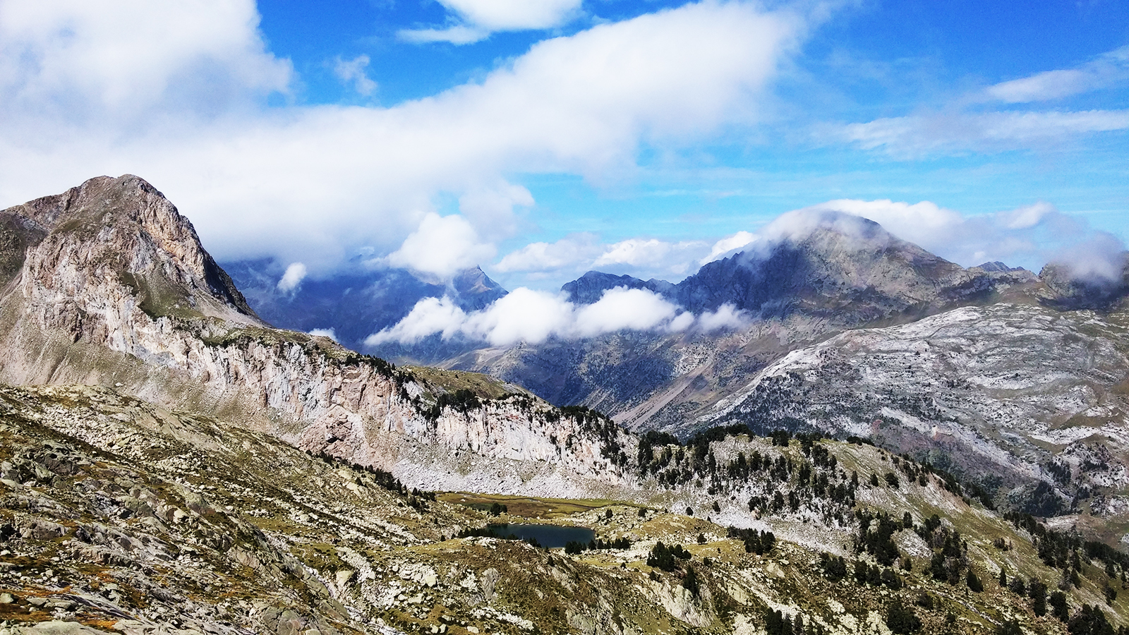 Aneto, techo de los Pirineos, entre nubes.