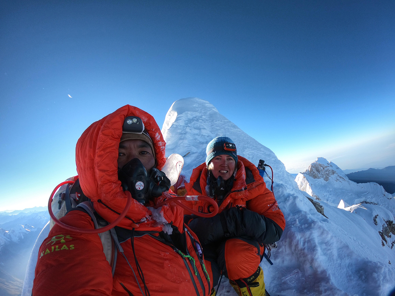 Kami Rita Sherpa con la uruguaya Vanessa Estol en 2018 en la cumbre de Manaslu. 