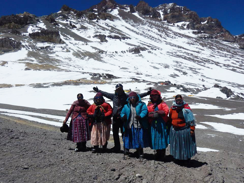 El protagonista del rescate nocturno en Aconcagua fue uno de los guías de las Cholitas Escaladoras.