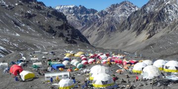 El campo base ya amaneció. El sol es el evento más esperado del día.