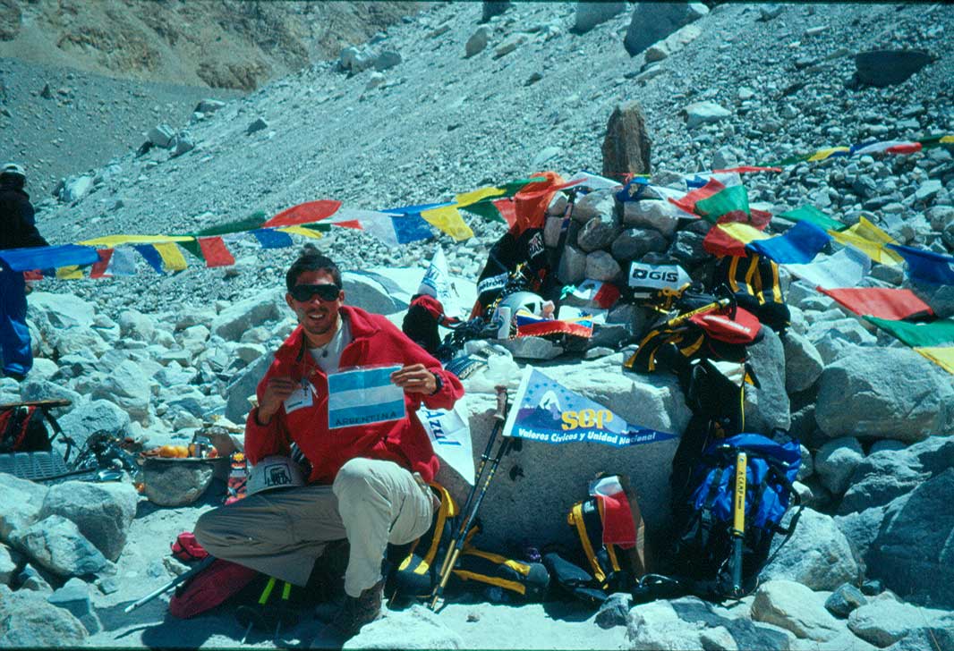 Heber Orona en mayo de 1999 en el campo base de la ruta Norte de Everest.
