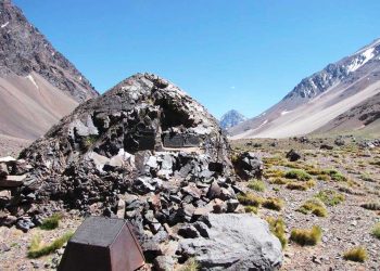 Foto principal: El hito en el lugar donde fue encontrado el cuerpo de Benjamín Matienzo. (PH Glauco Muratti)