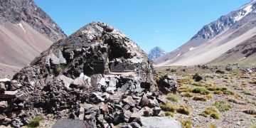 Foto principal: El hito en el lugar donde fue encontrado el cuerpo de Benjamín Matienzo. (PH Glauco Muratti)