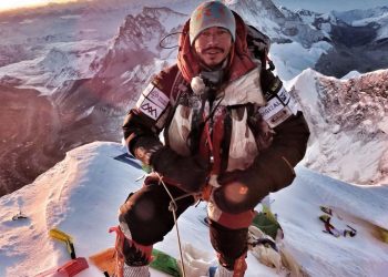 Nirmal Nims Purja sube la vara en los 8 miles
