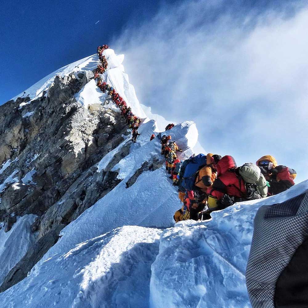 Embotellamiento en el escalón Hillary, Everest. La foto que dio la vuelta al mundo.