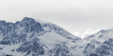 El cerro Rincón, con su visible glaciar. Una de las zonas del Cordón del Plata donde se centrará la búsqueda.