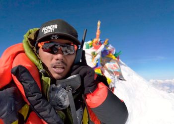Subió Everest y Lhotse en 6 horas 1 minuto