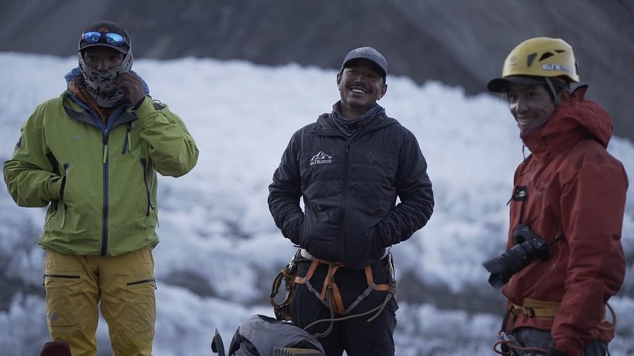 Nirmal Purja y su equipo en el campo base del K2.