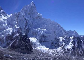 Foto de portada: Desde la cumbre de Laka Patthar, de izquierda a derecha: Changtse, Everest, Lhotse apenas asomado, Nuptse en primer plano. A la derecha, solitario y lejano, Ama Dablan. (PH Markrosenrosen)