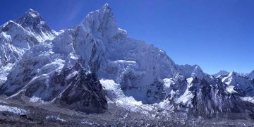 Foto de portada: Desde la cumbre de Laka Patthar, de izquierda a derecha: Changtse, Everest, Lhotse apenas asomado, Nuptse en primer plano. A la derecha, solitario y lejano, Ama Dablan. (PH Markrosenrosen)