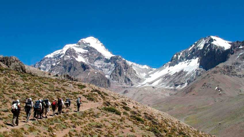 La ruta conocida como 360º hacia la cumbre de Aconcagua.