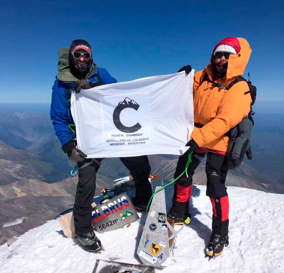 El guía argentino Ulises Corvalán (colaborador en esta nota) y Ana María Iogna, de 67 años, en la cima del Elbrus.