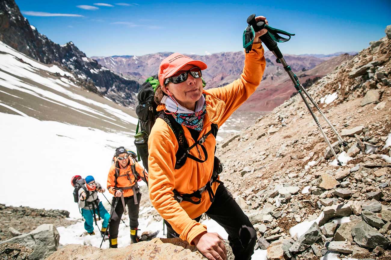 Isabella De la Houssaye en busca de la cumbre de Aconcagua, con el apoyo de su hija Bella. Photograph by Max Whittaker NYT.