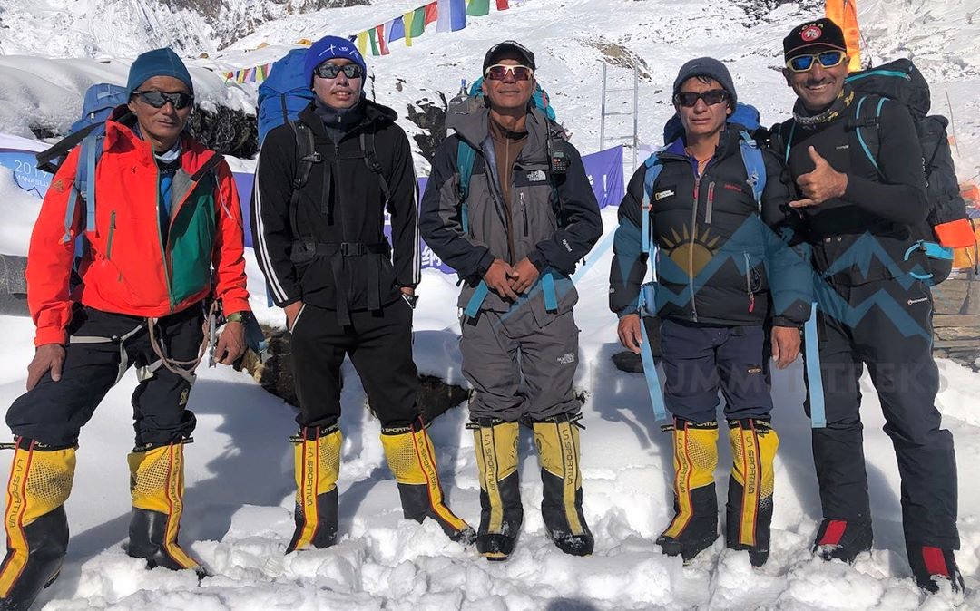 Ngima Dorchi, Ngima Thenduk, Tenji Chombi y Namgya Bhote, junto al pakistaní Ali Sadpara.