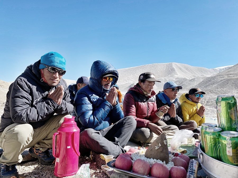 La ceremonia de Puja en el campo base avanzado de Shisha Pangma, rezando al Dios de la montaña por un paso seguro.